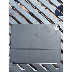 Apple IPad Pro 13in M4 chip 256gb with Magic Keyboard